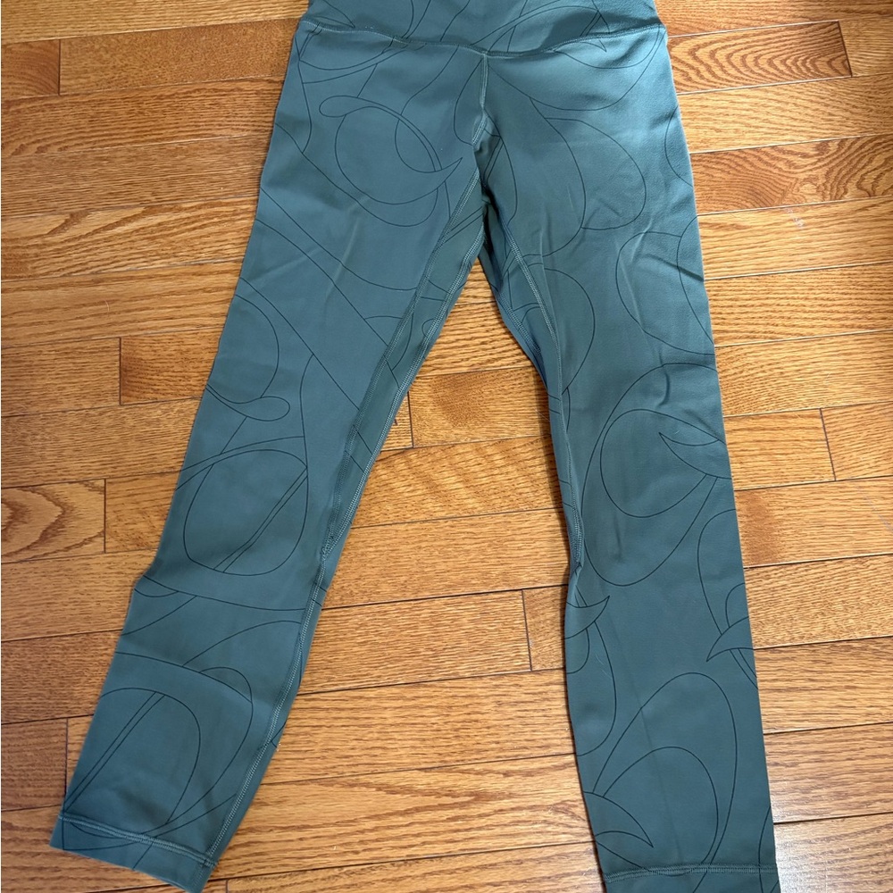 LULULEMON High rise Align 25 inch tights
Size4